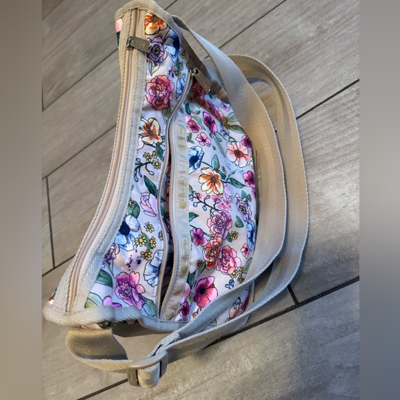 Lesportsac Hobo Crossbody Shoulder Bag Garden Classic With Cosmetic Bag - Picture 3 of 9